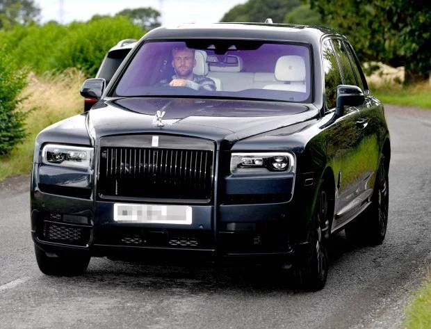 potret Luke Shaw mengendarai Rolls Royce Cullinan (tribuna.com)