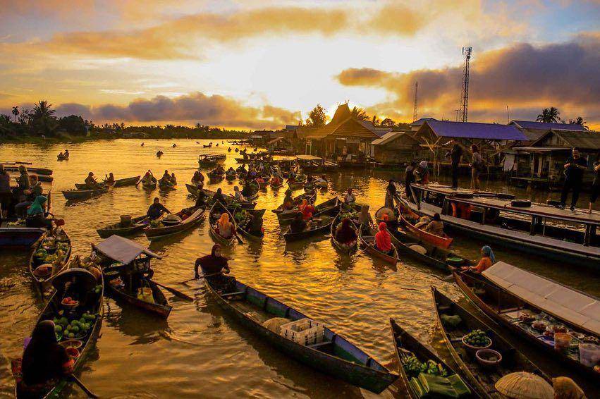 Pasar Apung Kuin (instagram.com/travel.dekil)