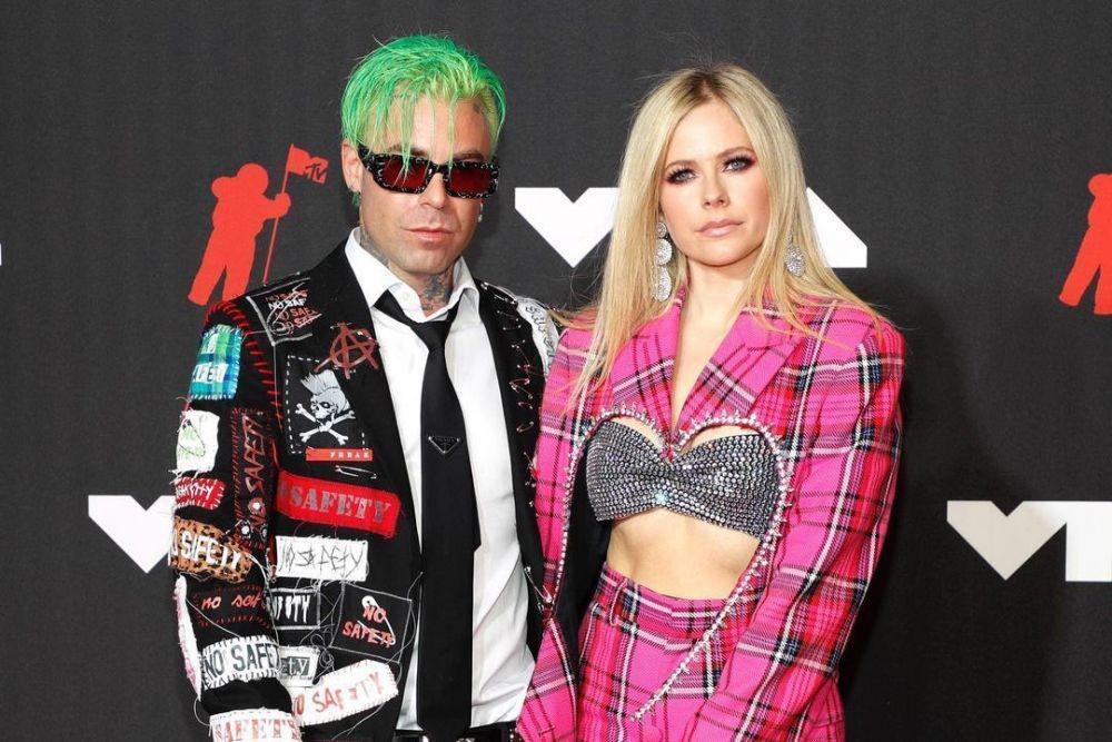 8 Momen Mesra Pasangan Artis di Red Carpet MTV VMAs 2021, Goals!