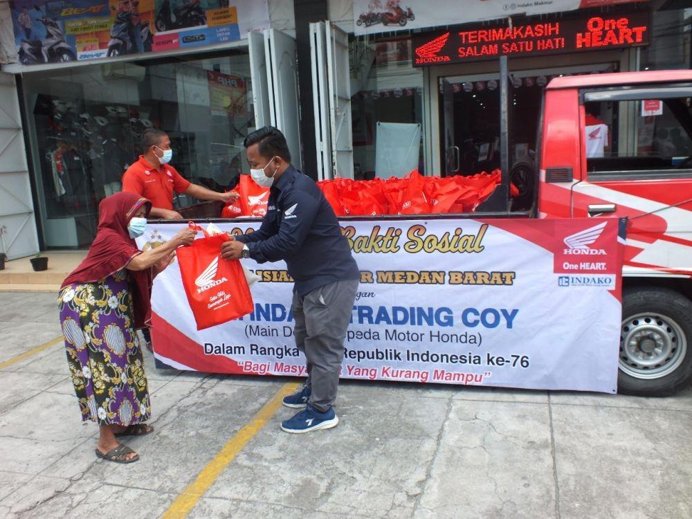 Polsek dan Indako membagikan sembako pada pedagang kaki lima, tukang becak, hingga pemulung (Dok. IDN Times)