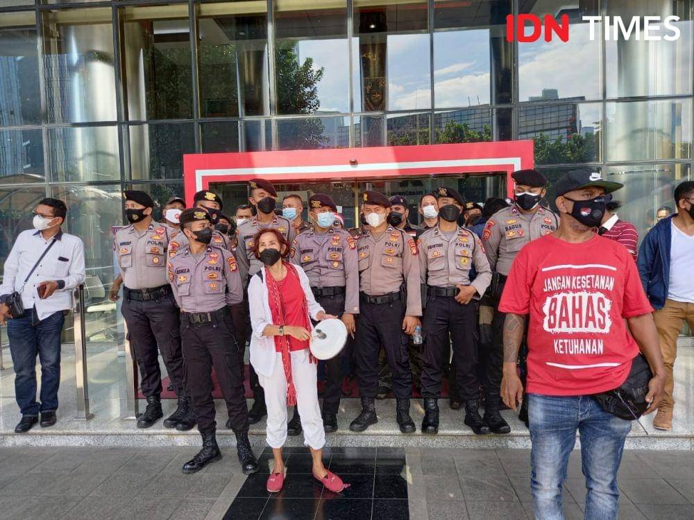 Aksi Massa menuntut KPK usut Formula E Pemprov DKI Jakarta pada Senin (13/9/2021). (IDN Times/Aryodamar)