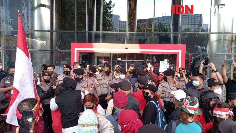 Aksi Massa menuntut KPK usut Formula E Pemprov DKI Jakarta pada Senin (13/9/2021). (IDN Times/Aryodamar)