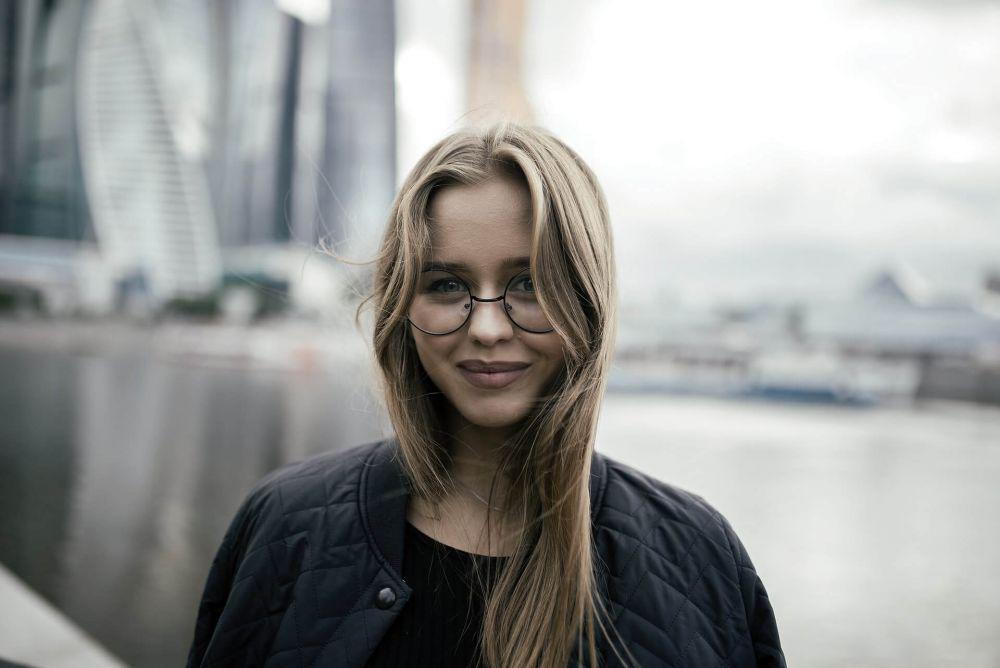 ilustrasi wanita berkacamata (unsplash.com/Daniil Lobachev)