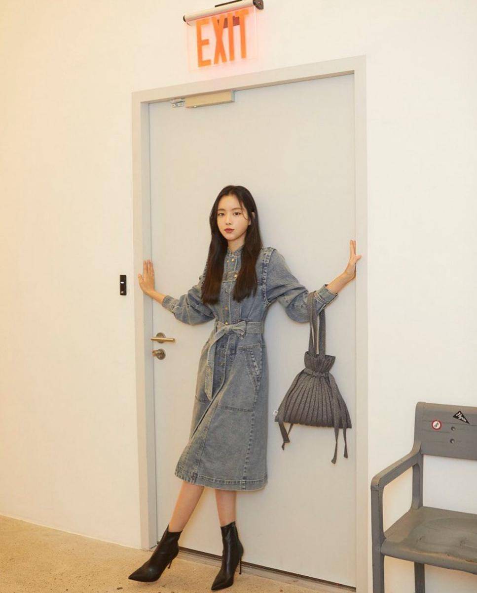 Outfit dress ala Naeun A-Pink (instagram.com/marcellasne_)