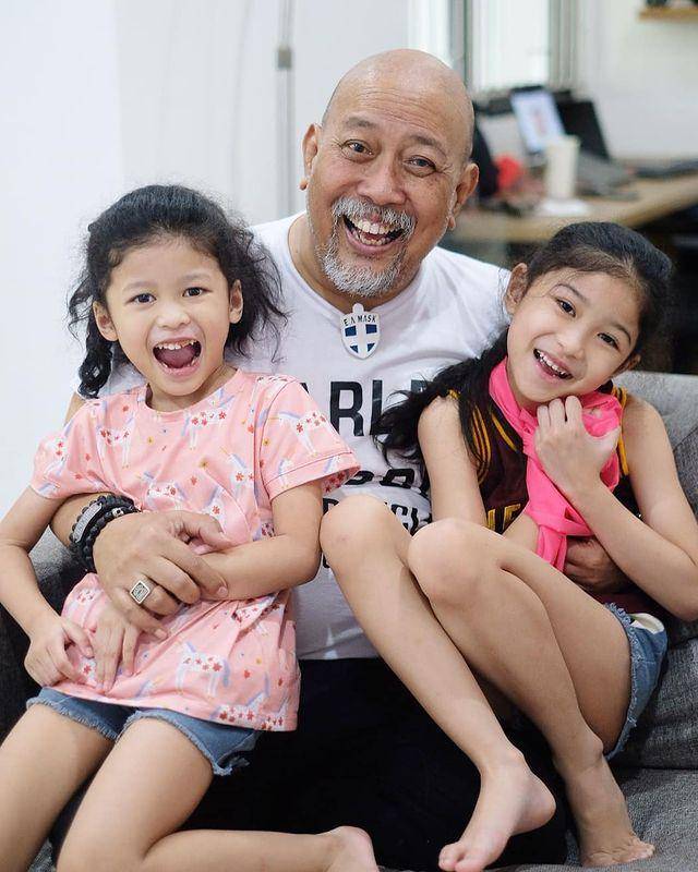Indro bersama dua cucu perempuan (instagram.com/indrowarkop_asli)