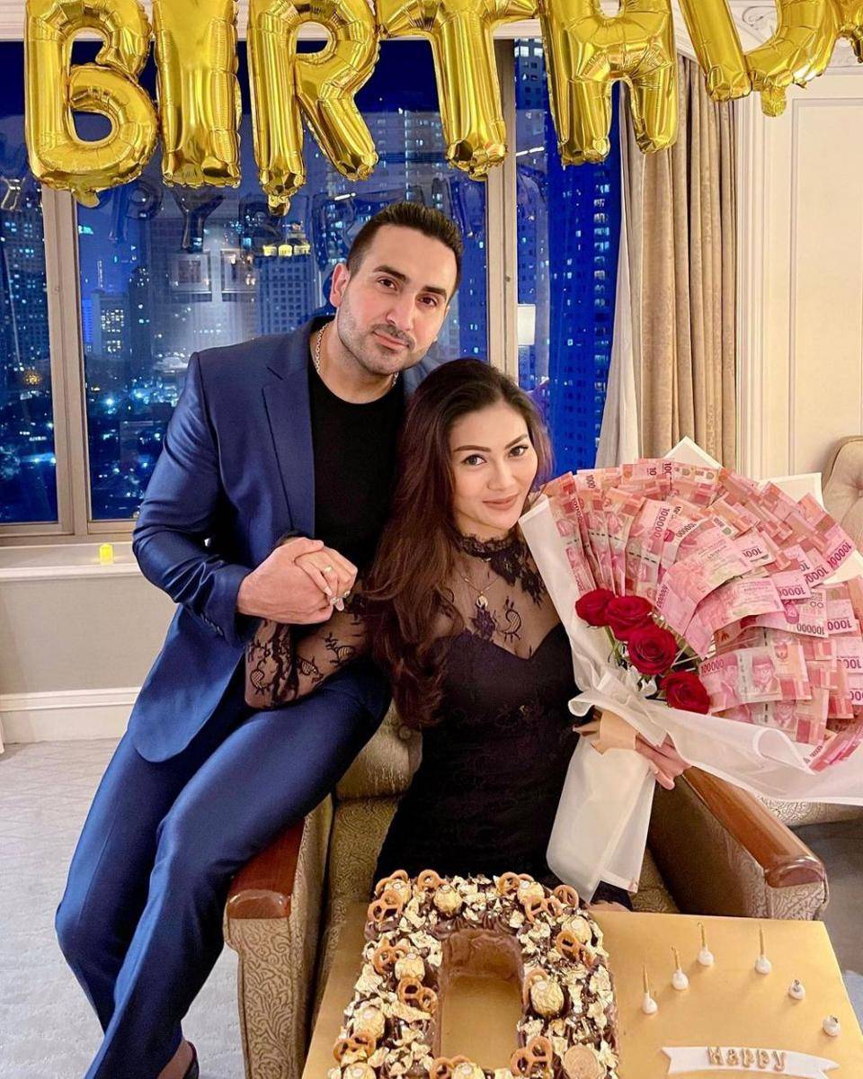 potret Delia Yasmine dan suami bulenya (instagram.com/deliaayasmine)