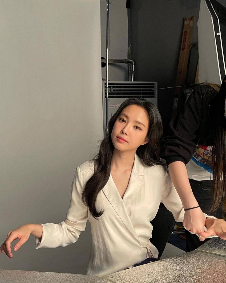 Son Naeun APINK (instagram.com/marcellasne_)