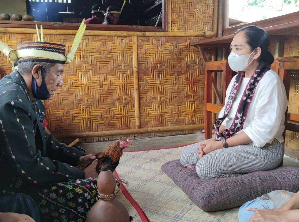 Tamu di Dapur Tara Flores disambut oleh adat setempat dengan ayam (instagram.com/dapur.tara.flores)