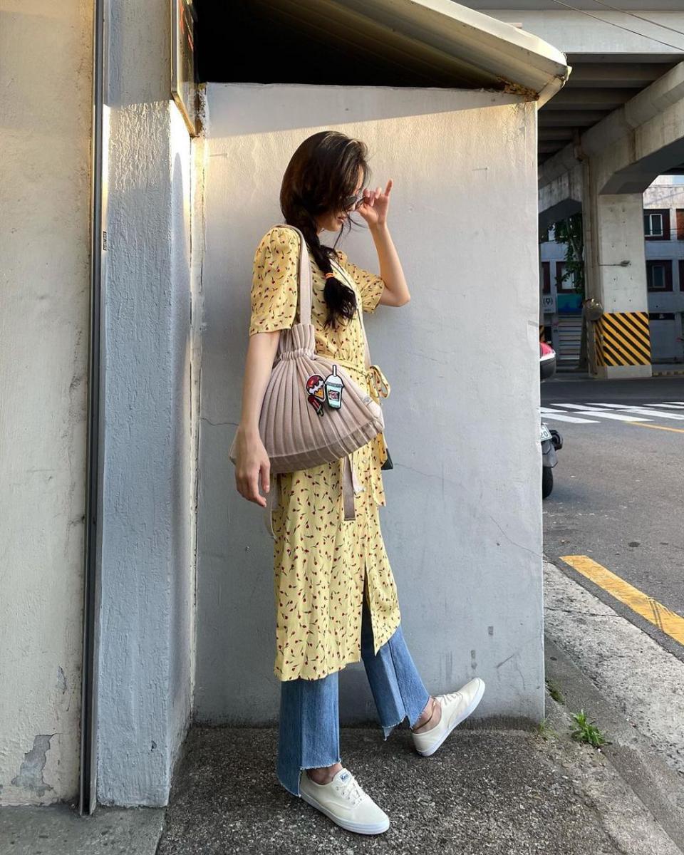 Outfit Naeun A-Pink (instagram.com/marcellasne_)