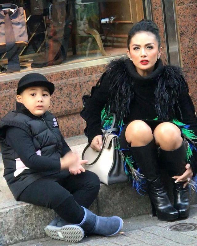 Krisdayanti bersama anak bungsunya (instagram.com/krisdayantilemos)