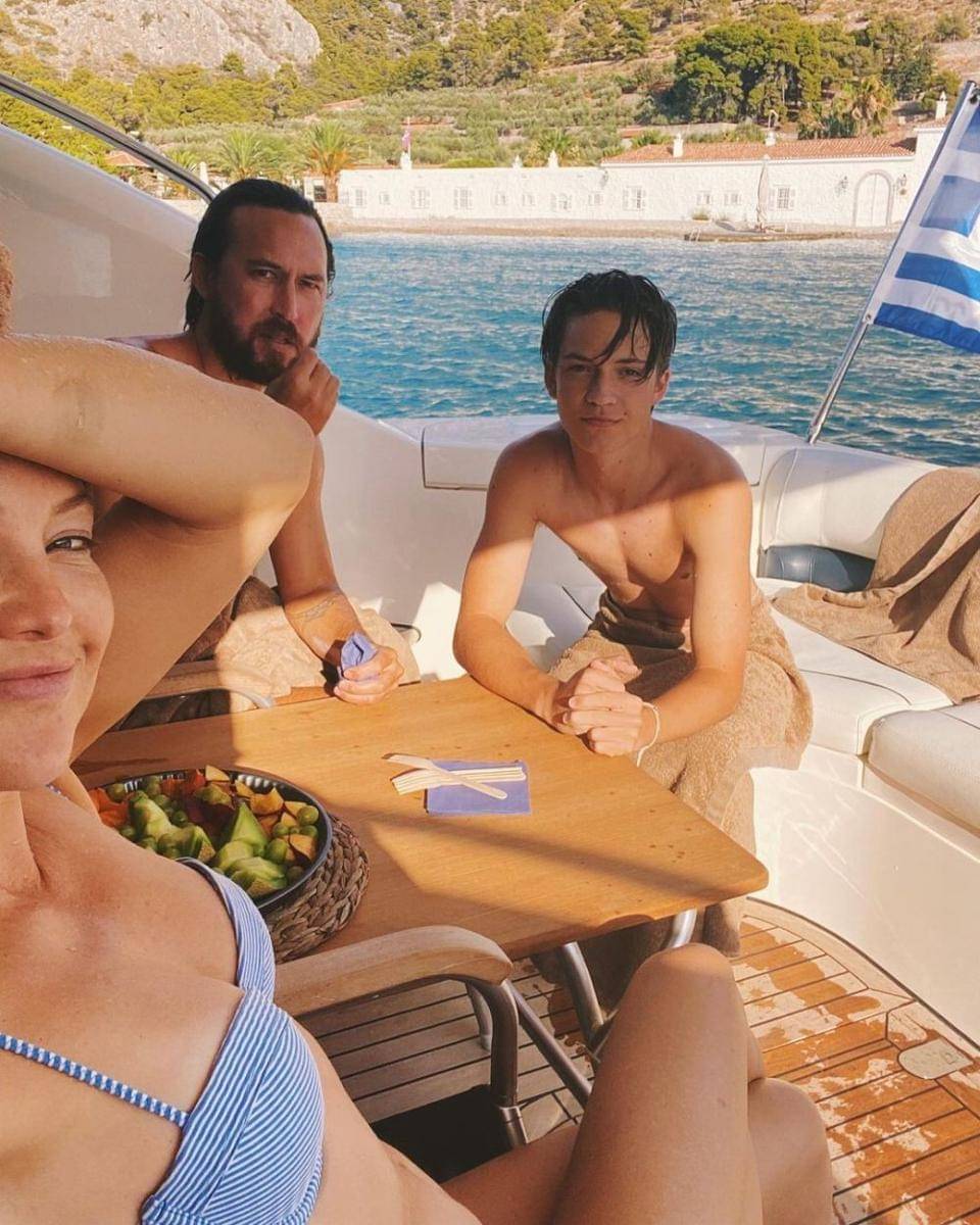 Kate Hudson, Danny Fujikawa, dan anak pertama Kate (instagram.com/katehudston)