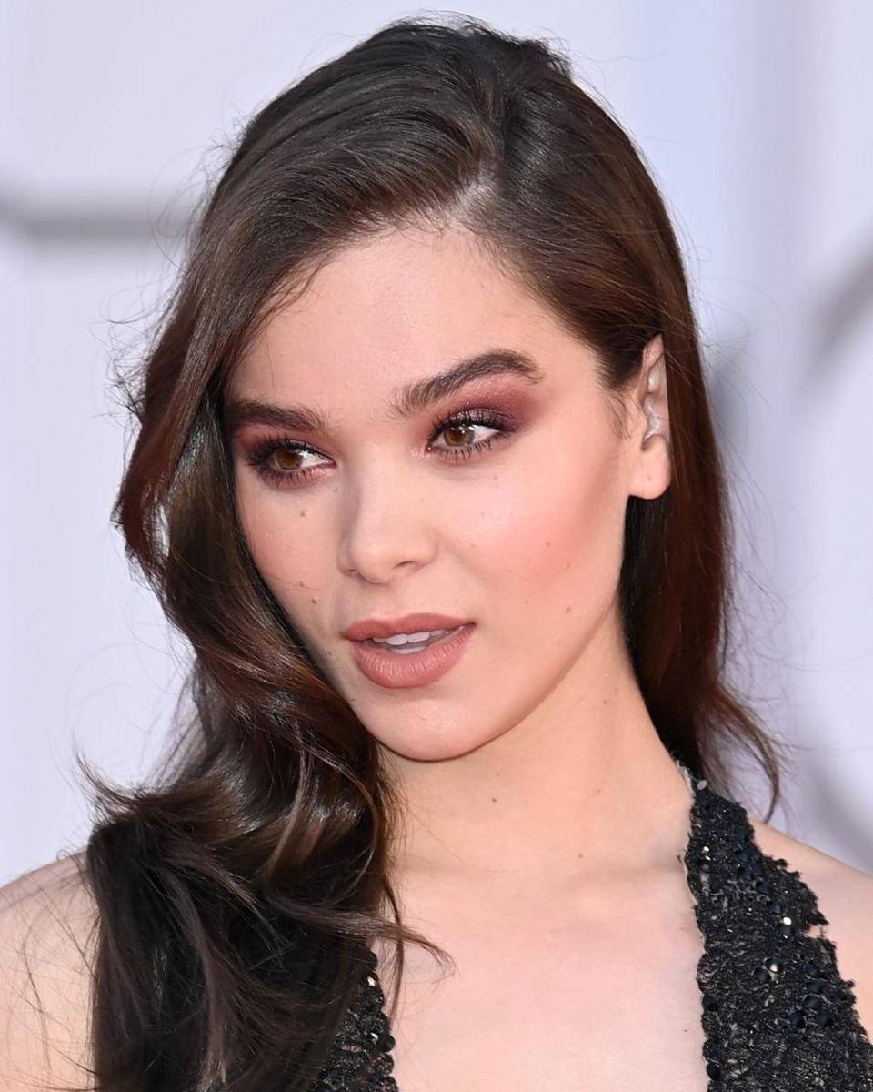 Hailee Steinfeld (instagram.com/armanibeauty)