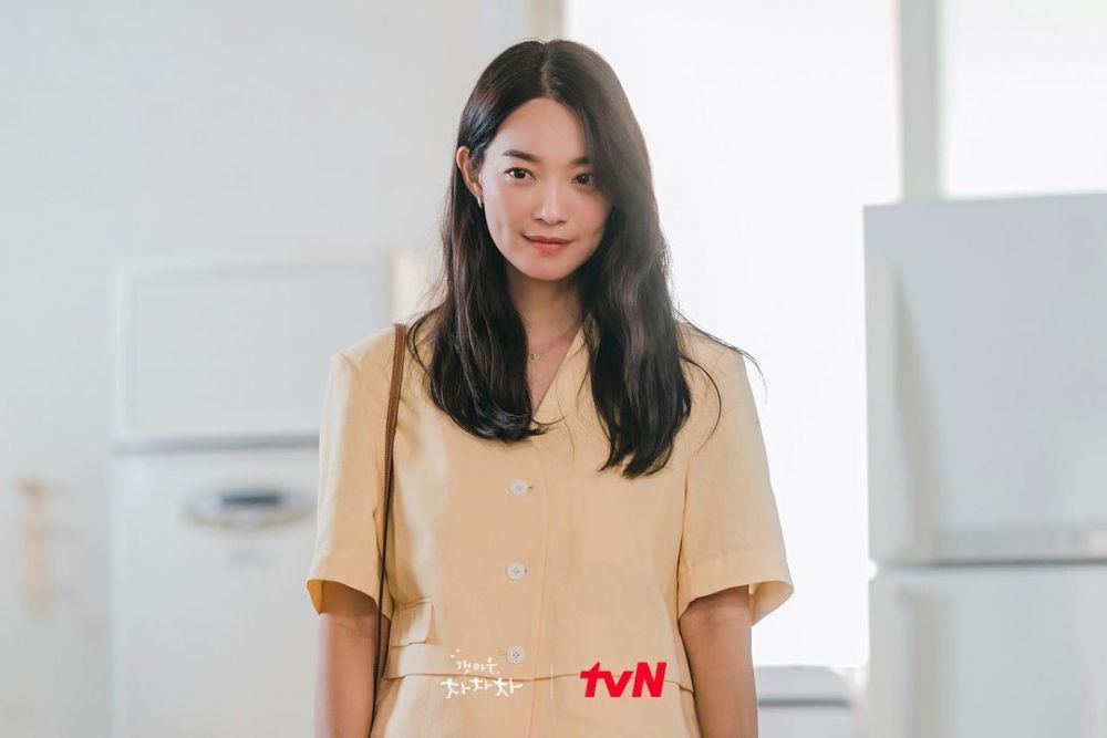 9 Harga Sepatu dan Sandal Shin Min Ah di Hometown Cha-Cha-Cha (Part 1)