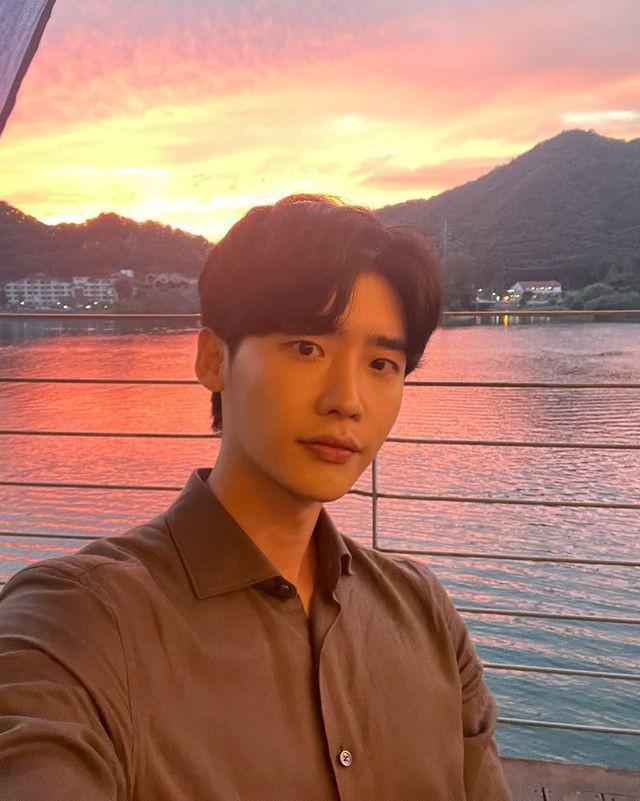 Lee Jong Suk (instagram.com/jongsuk0206)