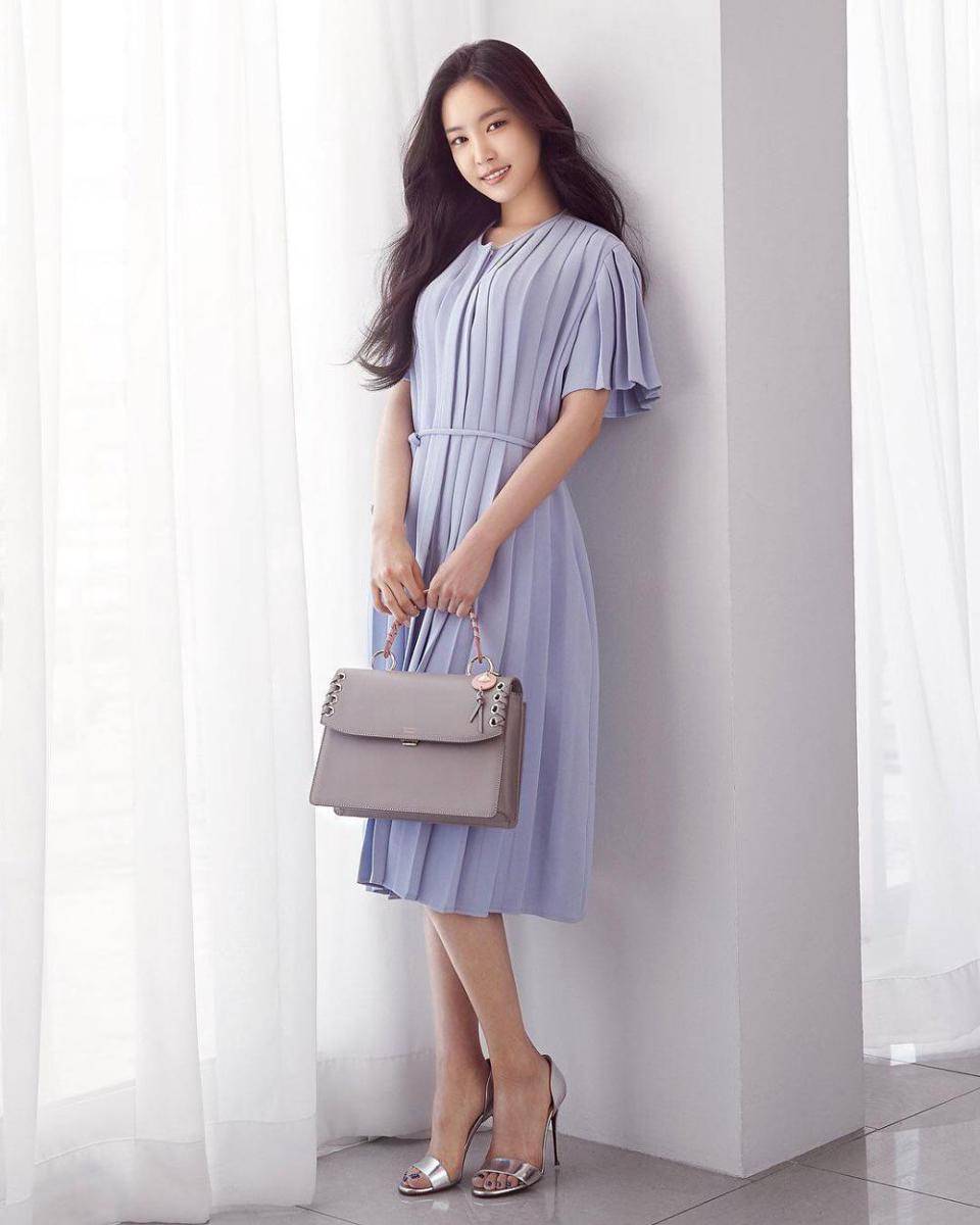 Outfit dress ala Naeun A-Pink (instagram.com/naeun__apink)