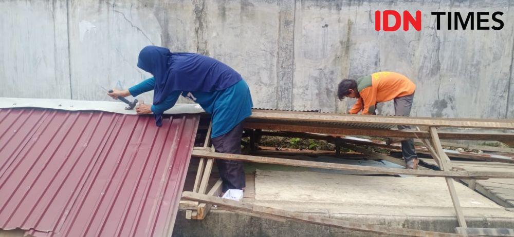 Pembongkaran kios pedagang ilegal di Samarinda Kalimantan Timur, Selasa (14/9/2021). (IDN Times/Nina)