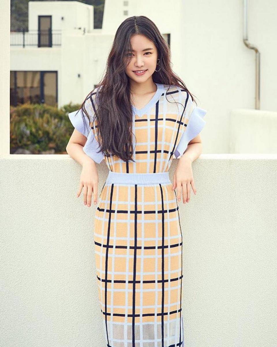 Outfit dress Naeun A-Pink (instagram.com/naeun__apink)