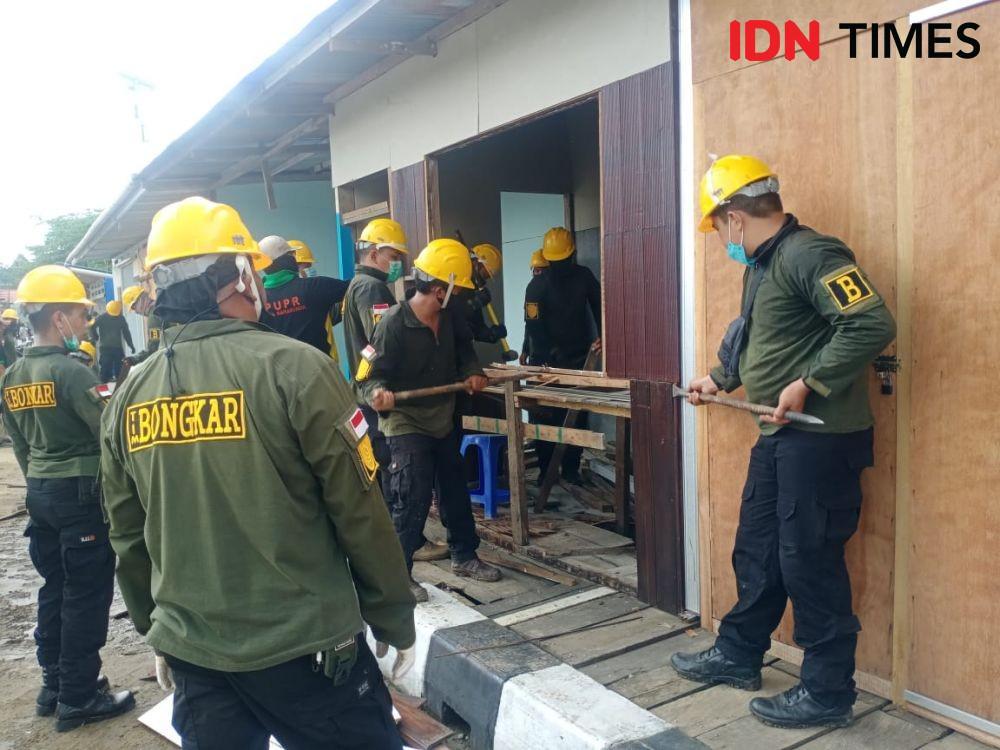 Pembongkaran kios pedagang ilegal di Samarinda Kalimantan Timur, Selasa (14/9/2021). (IDN Times/Nina)