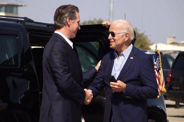 Gubernur California, Gavin Newsom (kiri), bersama Presiden Amerika Serikat, Joe Biden (kanan). (Twitter.com/GavinNewsom)