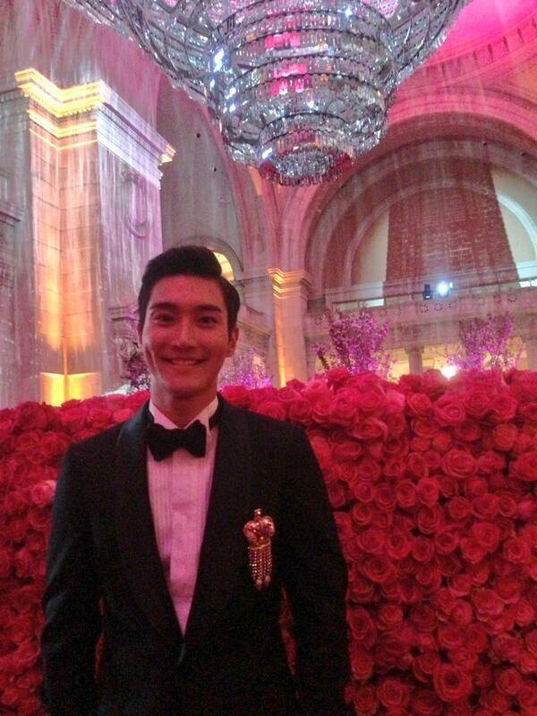 Siwon Super Junior di Met Gala 2013 (twitter.com/siwonchoi)