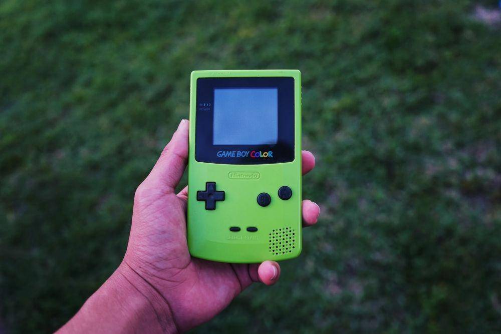 Game Boy Color yang rilis setelah Game Boy (unsplash.com/Elias Castillo)