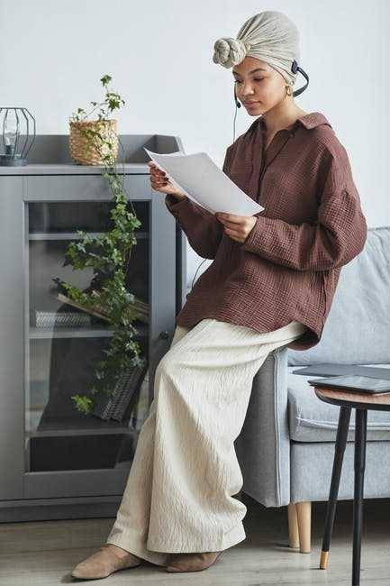 Seorang wanita membaca teks (pexels.com/JepGamabrdella)