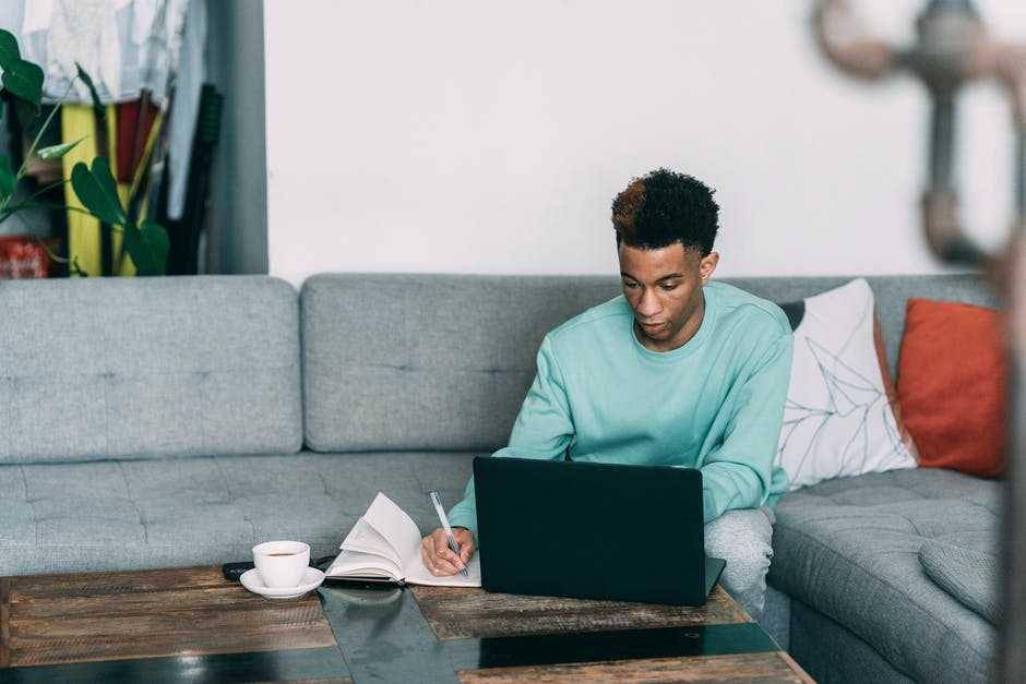Seorang pria sedang menulis (pexels.com/GretaHoffman)