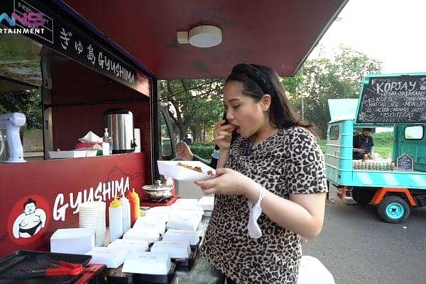 Ngidam Gorengan, 9 Momen Nagita Borong Jajanan Food Truck ke Rumah