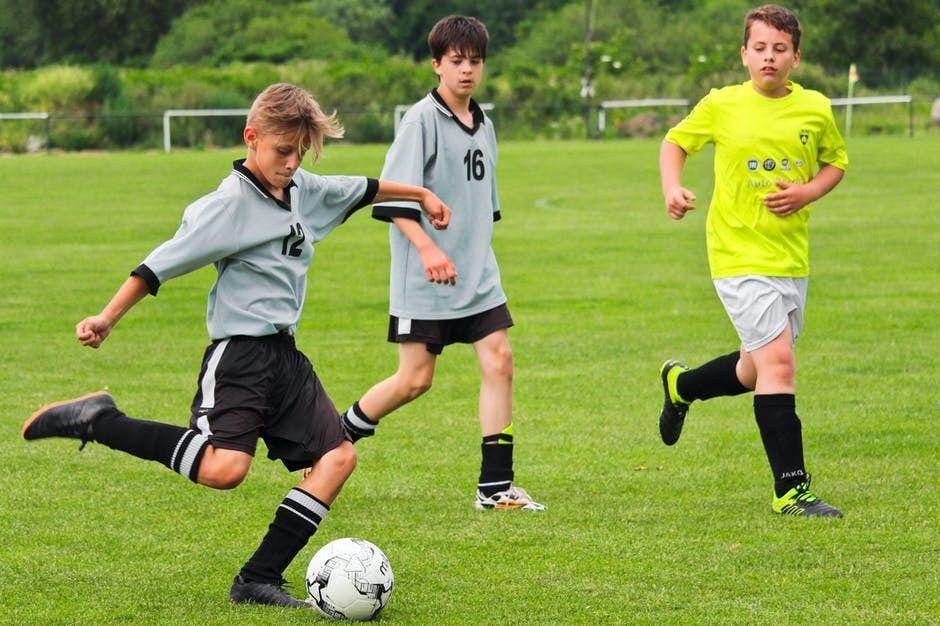 Illustrasi remaja bermain bola (Pexels.com/ Robo  Michalec)