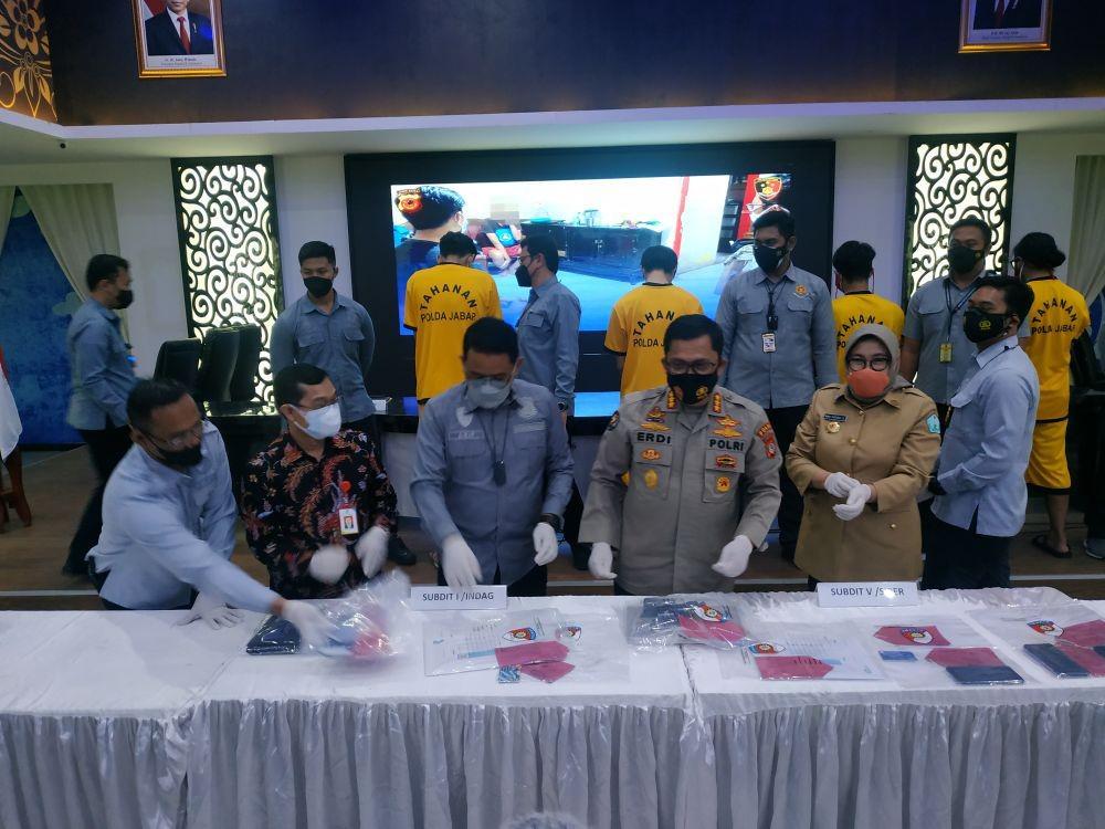 Polda Jabar Tangkap 2 Pelaku Penjual Sertifikat Vaksin COVID-19 Palsu