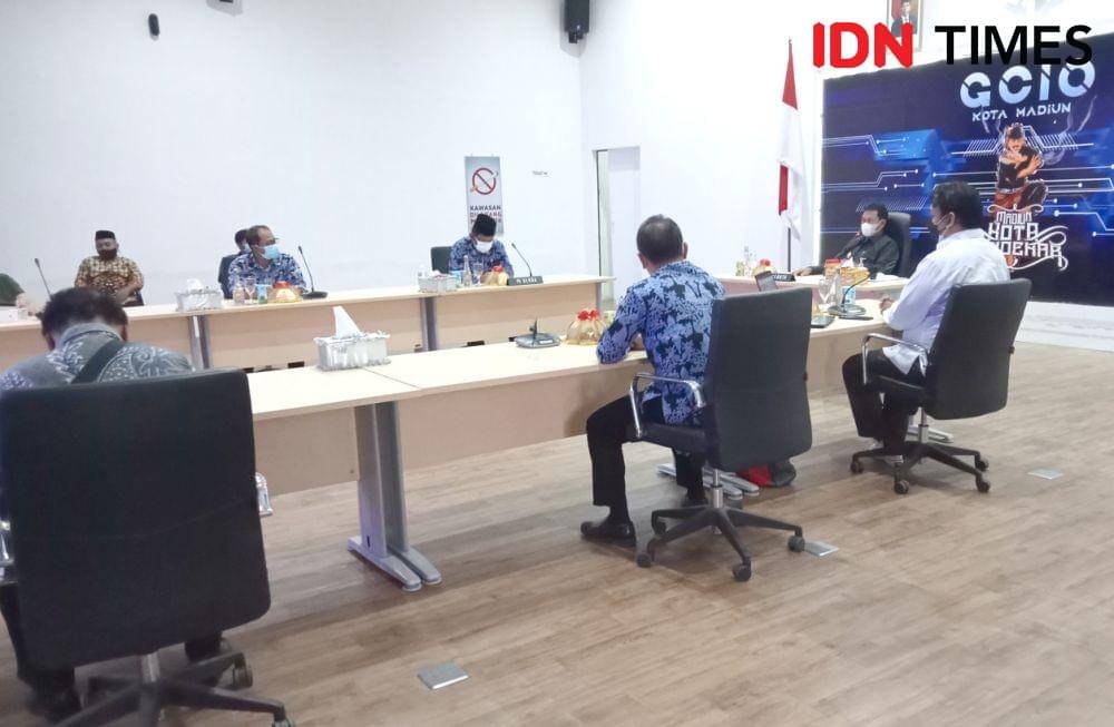 Suasana pertemuan antara Wali Kota Madiun, Maidi dengan perwakilan seniman di GCIO Pemkot Madiun, Selasa (14/9/2021). IDN Times/Nofika Dian Nugroho.