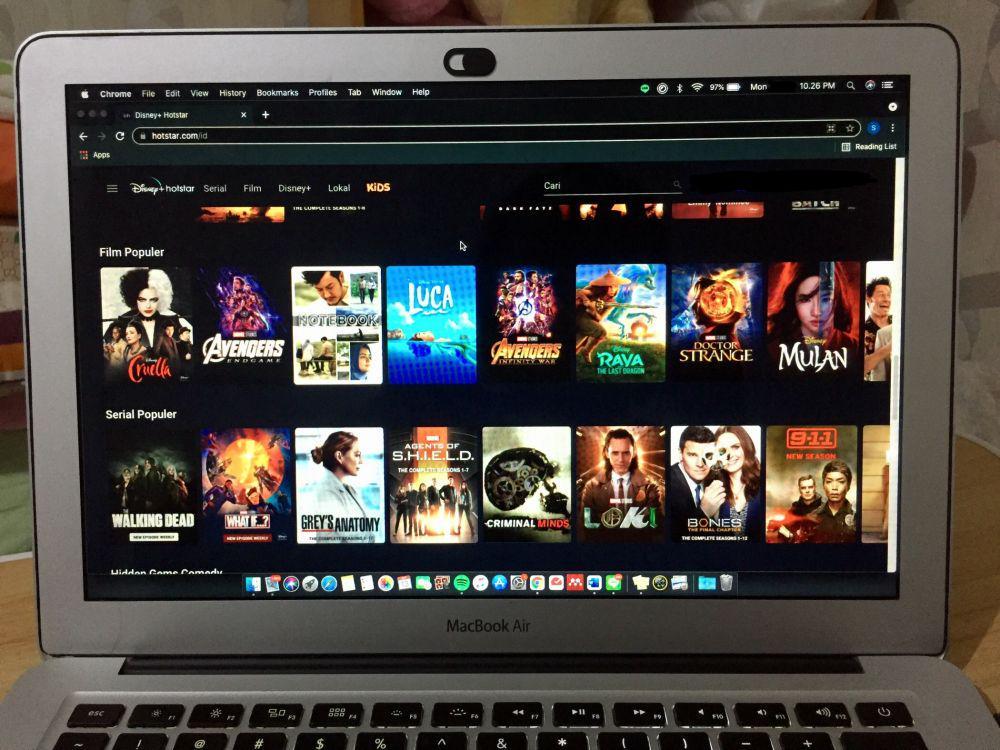 menonton film secara online (dok. pribadi/Shafira Anggita)