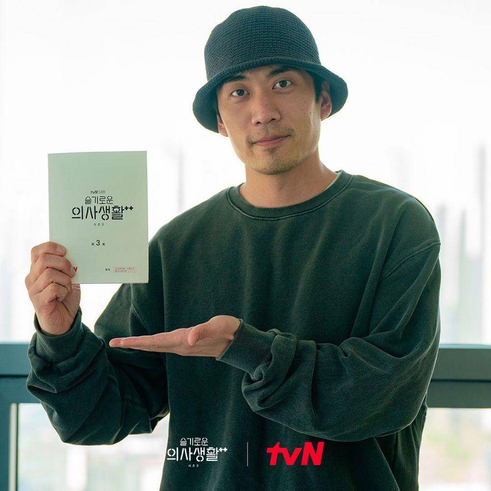 Ahn Chang Hwan di Hospital Playlist 2 (instagram.com/hospitalplaylist_official)