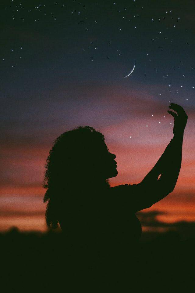 Ilustrasi siluet perempuan dan bulan (pexels.com/oandremoura)