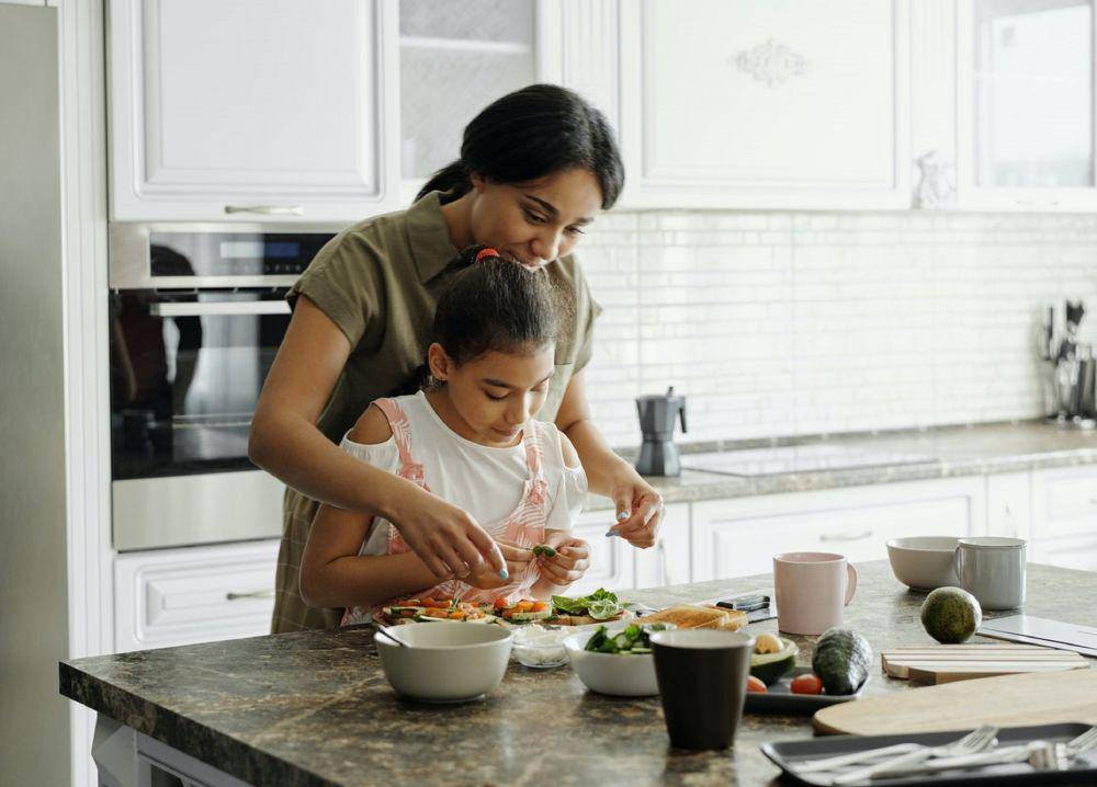 ilustrasi memasak bersama anak (pexels.com/august de richelieu)