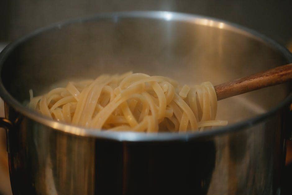 Ilustrasi merebus mi bihun (Pexels.com/Klaus Nielsen)