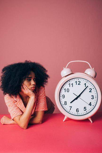 Seorang wanita melihat jam (pexels.com/koolshooters)