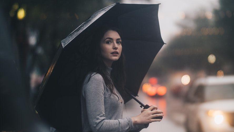 ilustrasi menikmati hujan (unsplash.com/jonatron)