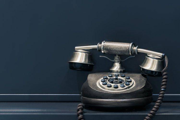 potret telepon (unsplash.com/Pawel Czerwinski)