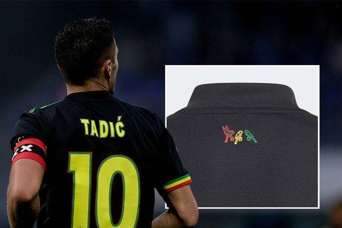 Jersey Ajax Masterdam yang dikenakan, sudah tak menggunakan lagi logo burung di belakang lehernya. (theathletic.com).