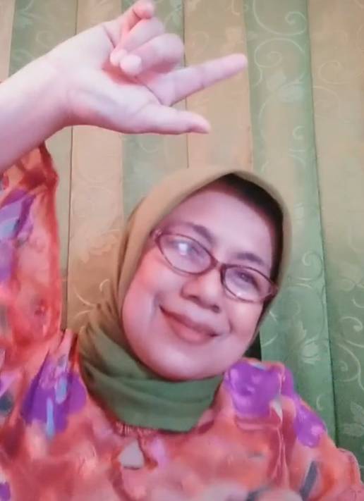 Ibu viral nyanyi Yamet Kudasi (TikTok.com/dewiismah)