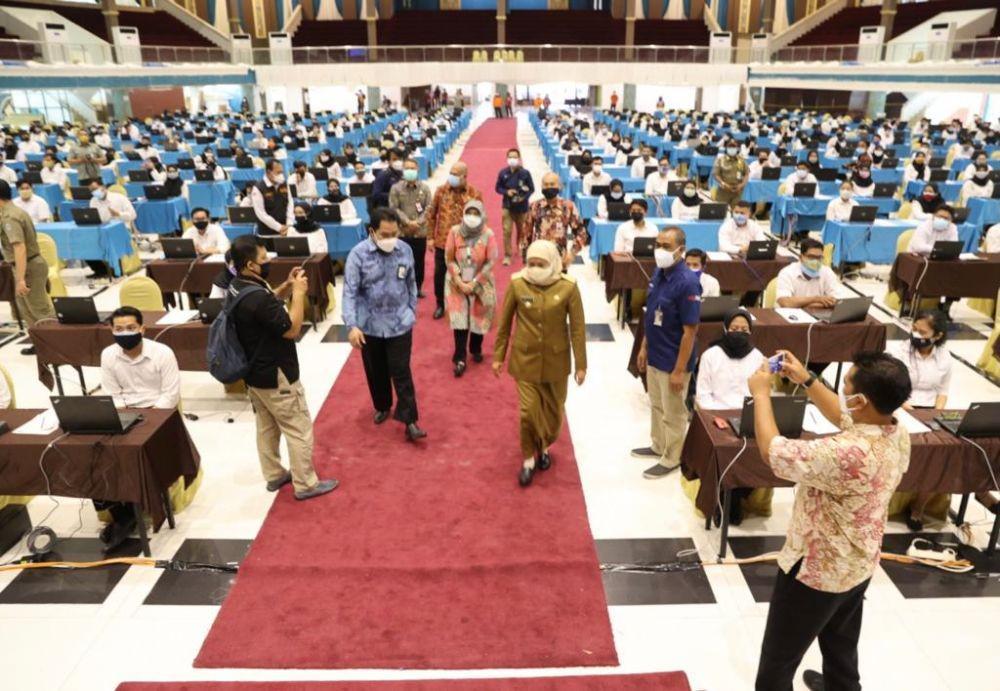 Gubernur Jatim Khofifah Indar Parawansa saat meninjau pelaksanaan SKD CPNS di Graha Unesa, Selasa (14/9/2021). Dok. Humas Pemprov Jatim.