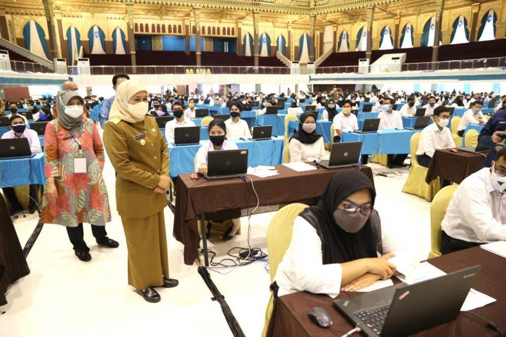 Gubernur Jatim Khofifah Indar Parawansa saat meninjau pelaksanaan SKD CPNS di Graha Unesa, Selasa (14/9/2021). Dok. Humas Pemprov Jatim.