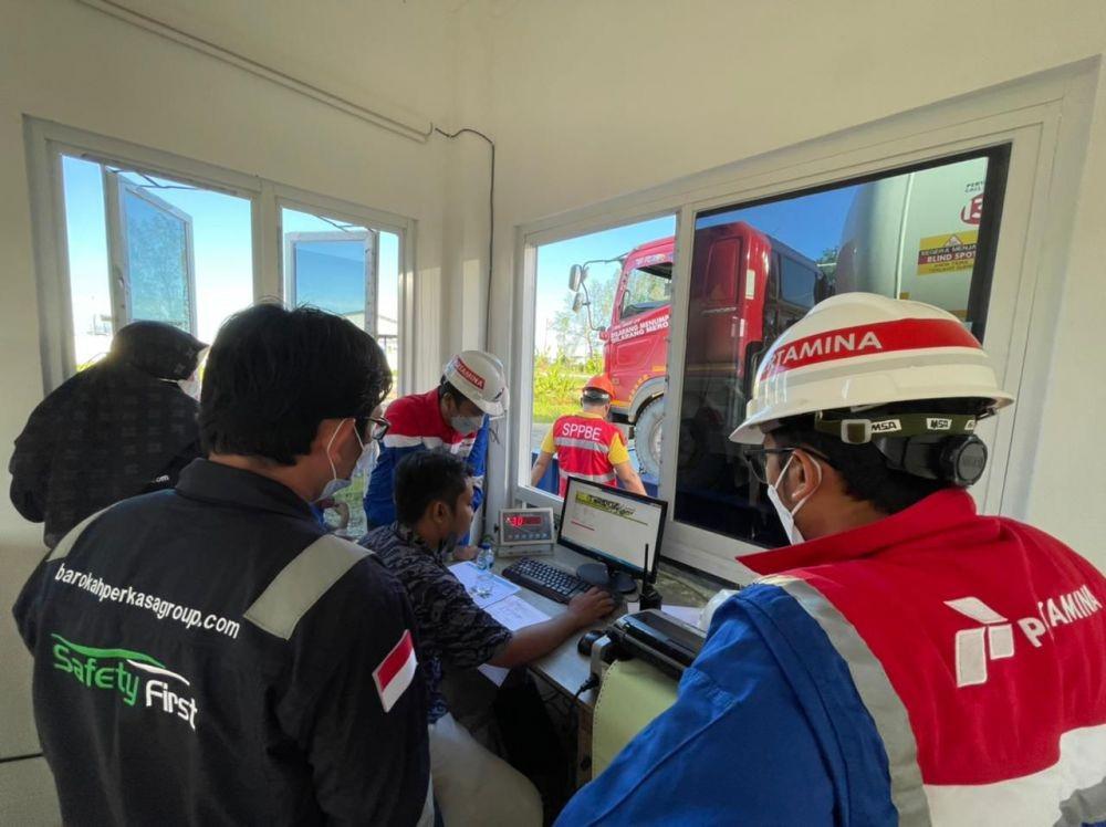 Proses suplai LPG bulk (curah) menggunakan mobil pengangkut LPG atau skidtank di Kalimantan Timur. Foto Pertamina