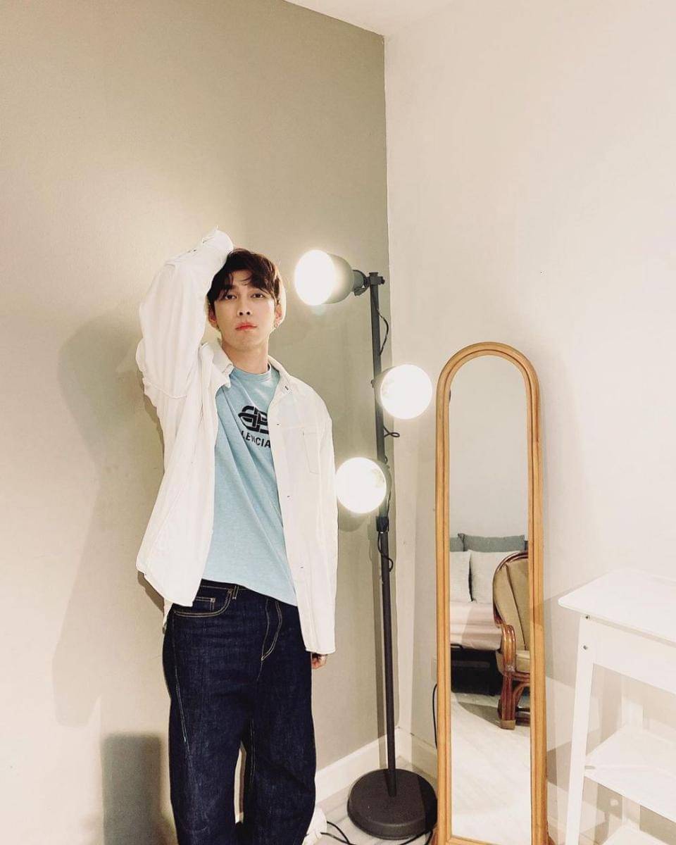 Mew Suppasit (instagram.com/mewsuppasit)