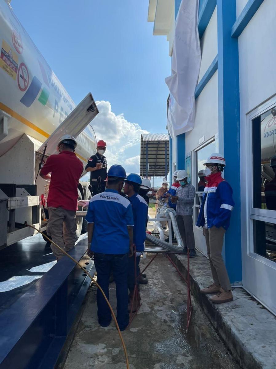 Proses suplai LPG bulk (curah) menggunakan mobil pengangkut LPG atau skidtank di Kalimantan Timur. Foto Pertamina