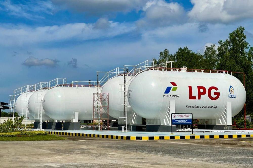 Proses suplai LPG bulk (curah) menggunakan mobil pengangkut LPG atau skidtank di Kalimantan Timur. Foto Pertamina