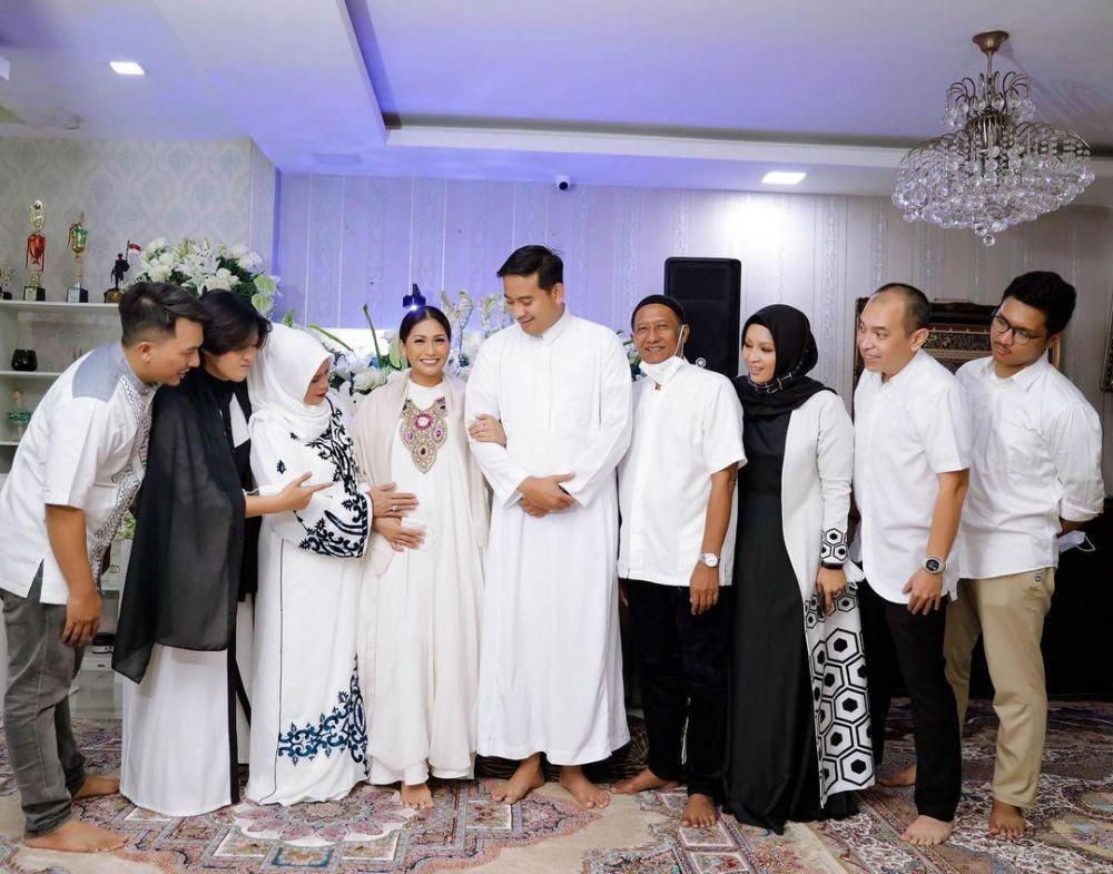 Busana acara tasyakuran kehamilan Tata Janeeta (instagram.com/tatajaneetaofficial)