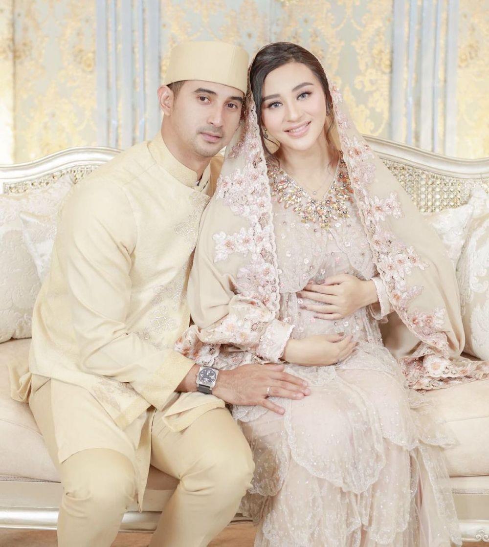 Busana acara tasyakuran kehamilan Margin Wieheerm (instagram.com/alisyakieb)