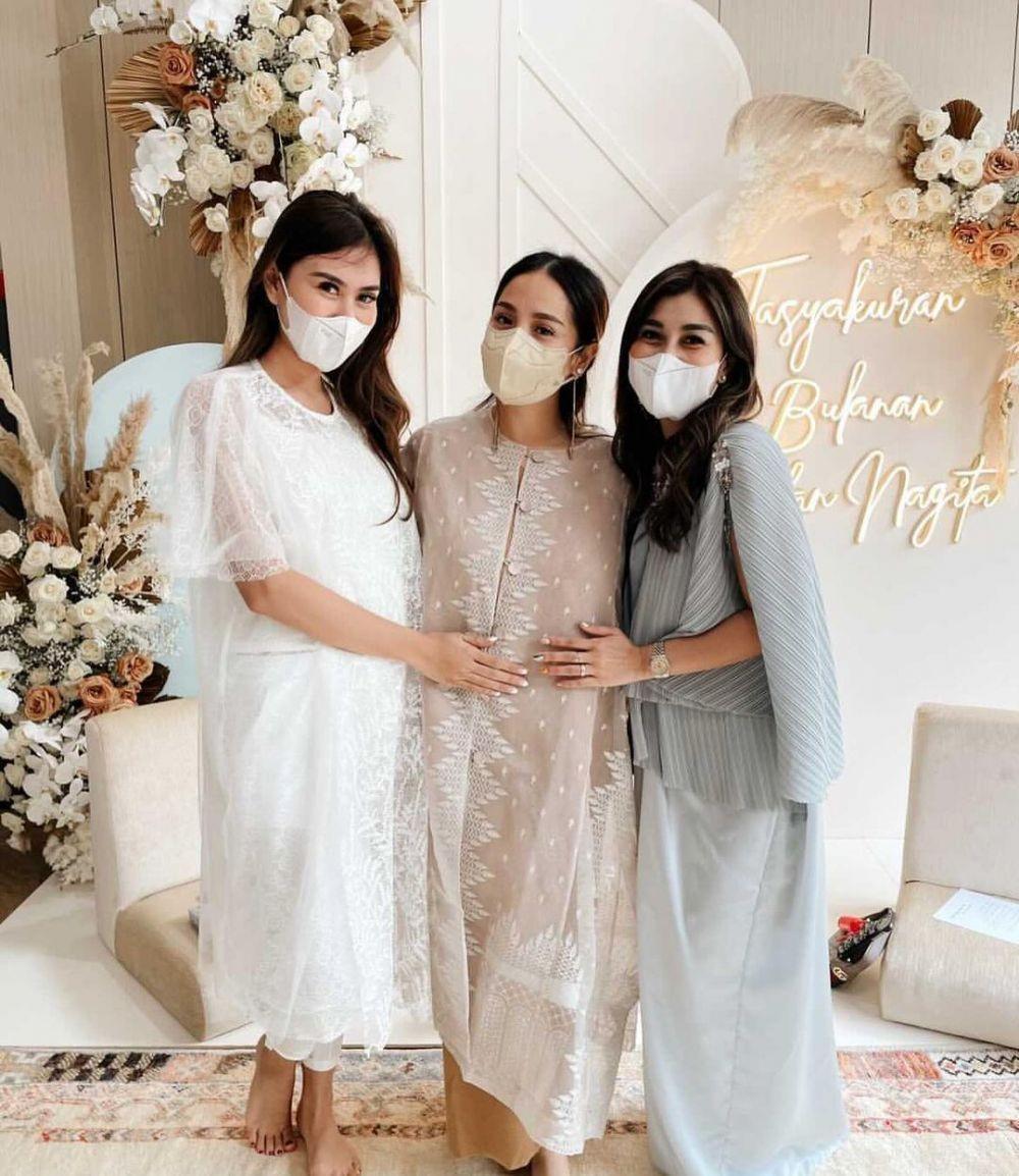Busana acara tasyakuran kehamilan Nagita Slavina (instagram.com/littlethoughtsplanner)